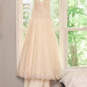 Elegant Cream Lace Wedding Dress